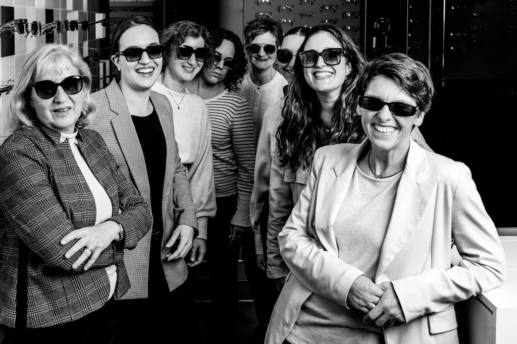 Ein Bild des Optik Welzer Teams in schwarz/weiß.