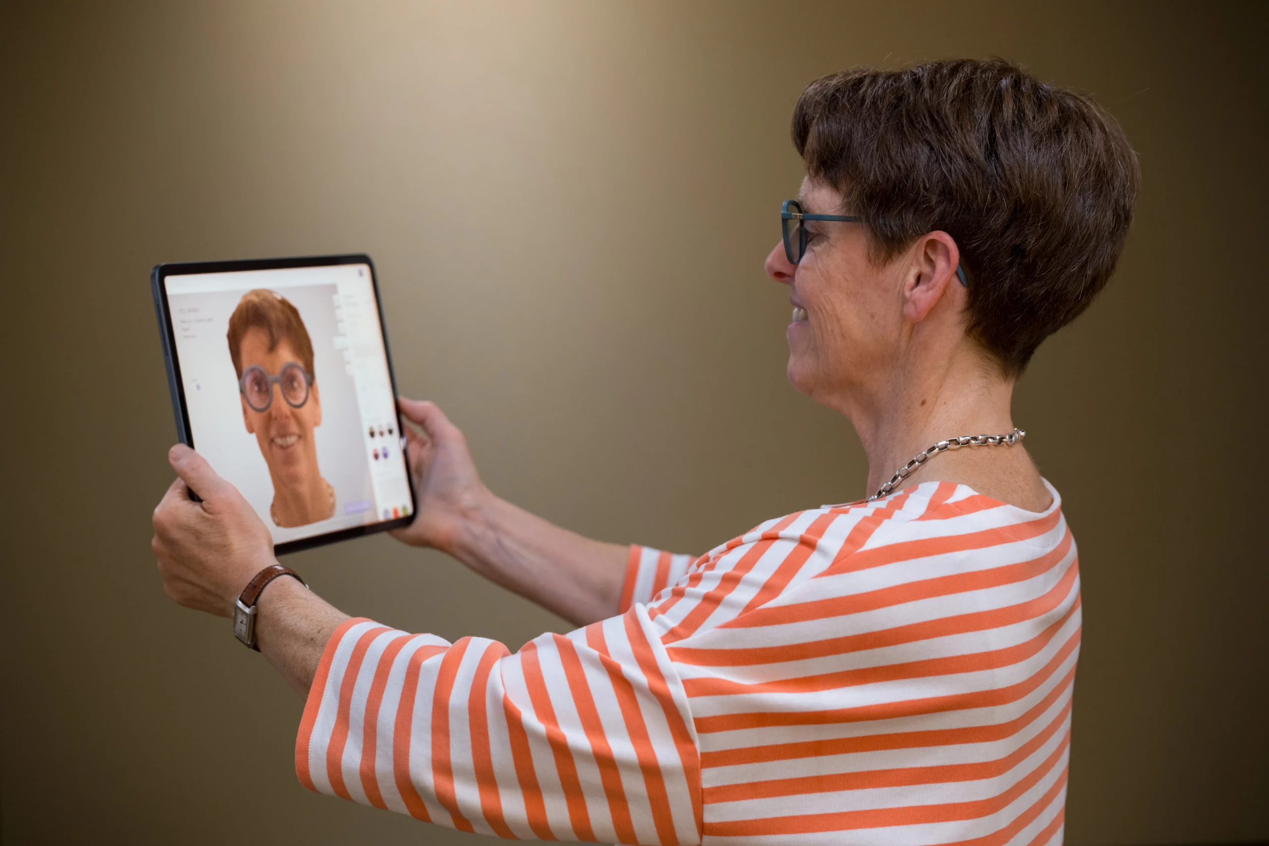 Frau probiert virtuell eine Brille auf einem Tablet an