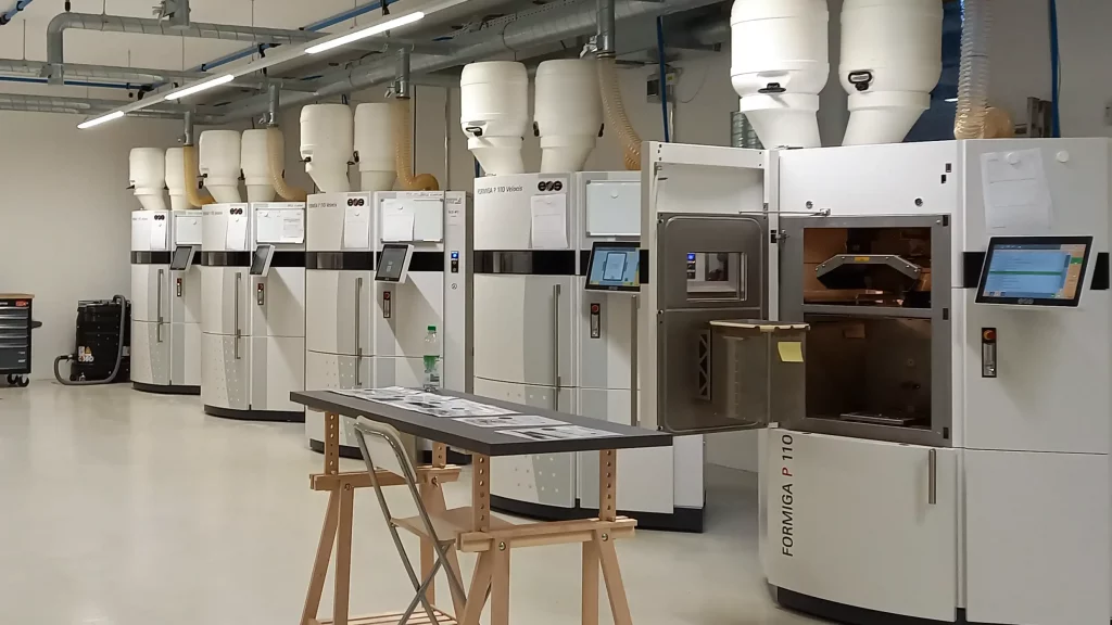 Mehrere 3D-Drucker in einer Werkstatt, genutzt zur Herstellung von Brillenfassungen